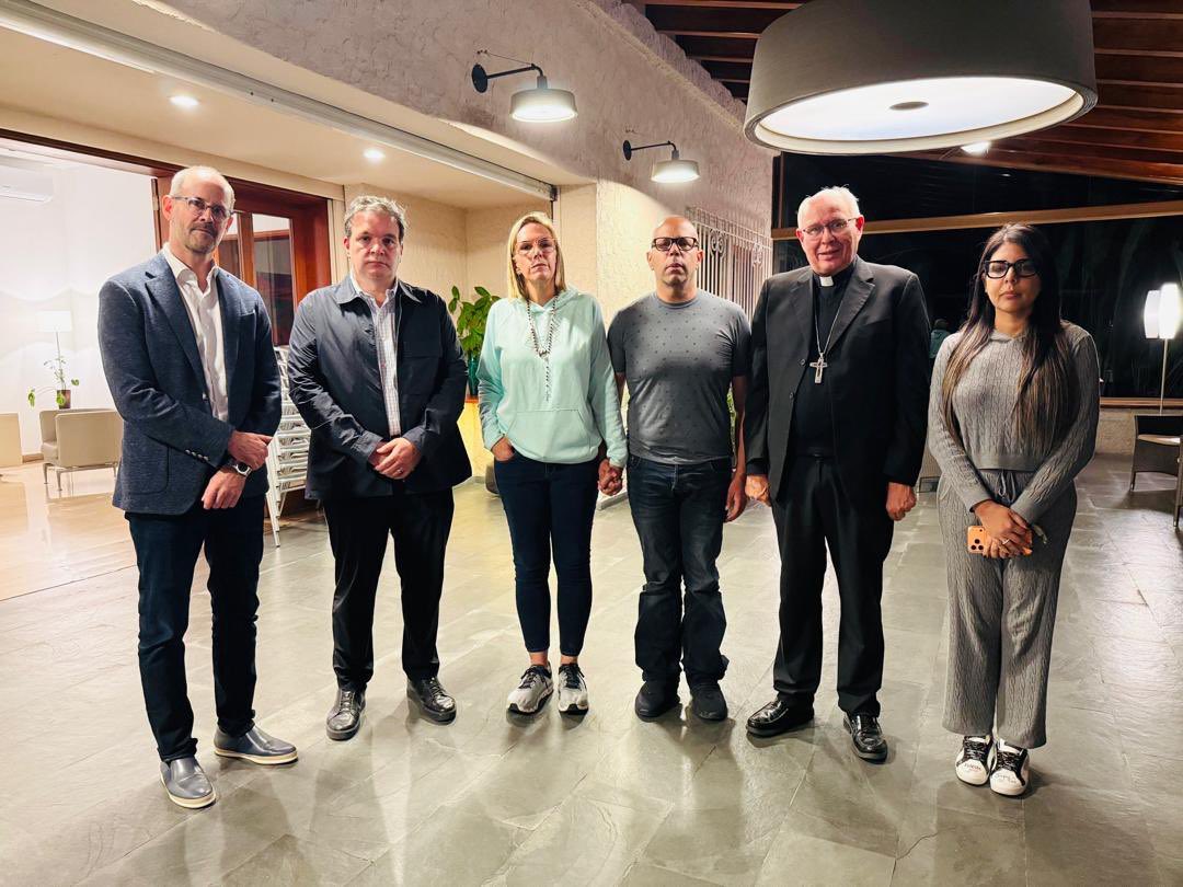 Los extorsionadores junto a sus rehenes.

La grandeza moral de <a href="/MarianaGTudares/">Mariana Gonzalez de Tudares</a> es admirable.