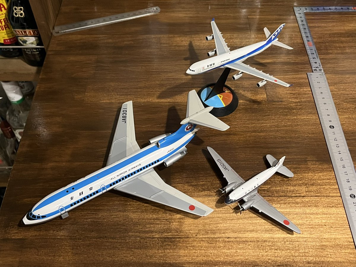 スペースが少しあるので1/144モヒカン塗装のトライデント、1/400 ANA