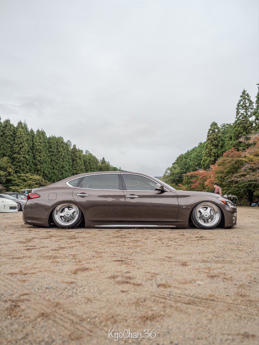 長い車の真横最高です。
薄スモーク良すぎる。