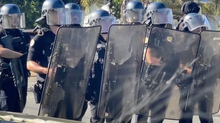 npa_revo's tweet image. Rare image de "dialogue exigeant et respectueux" en Kanaky