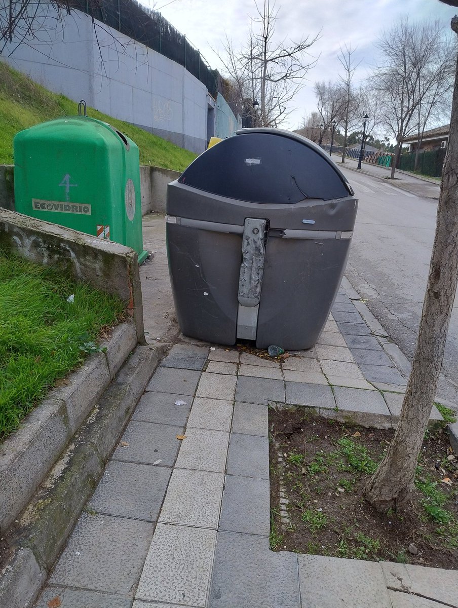 vicentico4567's tweet photo. @HeraldoAranjuez @Ayto_Aranjuez En camino de las cruces, por favor a quien corresponda que ubique bien los cubos de basura porque no se puede pasar por la acera tal como estan con el consiguiente peligro. https://t.co/yGkQ4aWnWV