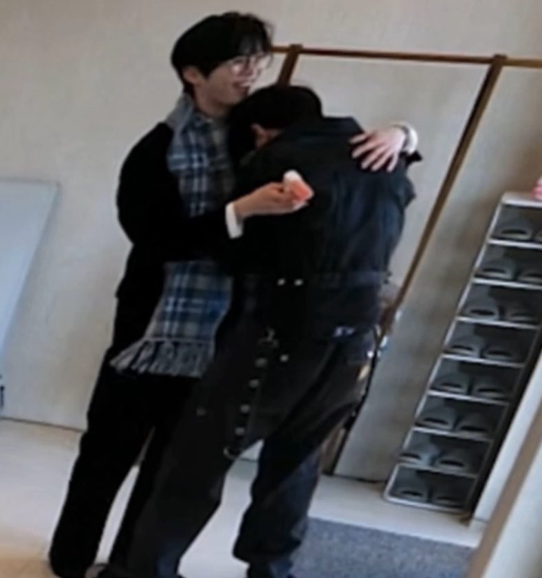 totyneul's tweet image. HE SAID YES 💍🧑🏻‍❤️‍💋‍🧑🏻