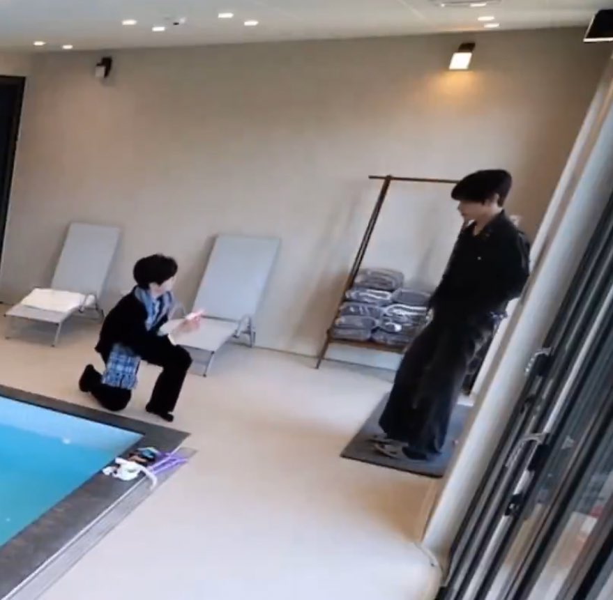 totyneul's tweet image. HE SAID YES 💍🧑🏻‍❤️‍💋‍🧑🏻