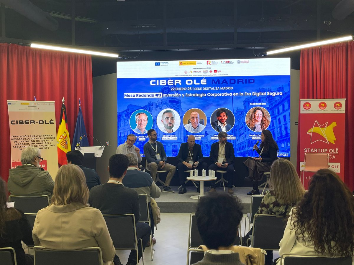 Ahora toca la #mesaredonda 3: ‘Inversión y estrategia corporativa en la era digital segura’ moderada por Sandra Cerrada Sanchez, Presidenta de AJE Madrid. Participan Edgar Couto Barro, Fernando García,  Venancio Gallego Vindel y Juan Jesús Yubero. Cofinanciado por <a href="/INCIBE/">INCIBE</a>
