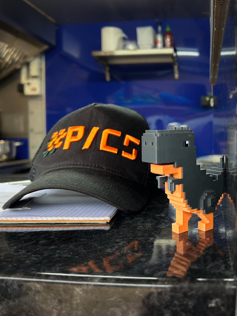 TheDinoVox's tweet image. ALERTE AUX CLAQUETTES ! ☄️

À l’occasion de #CryptoXR, @JoinThePICS et DinoVox ont eu le plaisir (et le style) d’avoir sur place un food truck entièrement floqué PICS, accompagné d’un Menu DINO. 🦖 

Cerise sur le GRAOU, ce menu permettait de repartir avec une paire de claquettes…