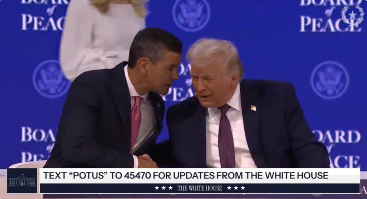 #PY 🇵🇾 | HISTÓRICO.
O presidente Santiago Peña, sentado ao lado do líder dos #EEUU 🇺🇸 Donald Trump, acaba de assinar o acordo fundador do Conselho de Paz em Davos.

O Paraguai deixa de ser periférico e passa a sentar à mesa onde o mundo é decidido.
Diplomacia, poder e estratégia