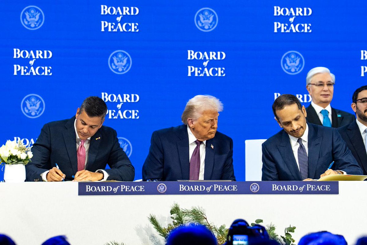 SantiPenap's tweet image. Estar en Davos, como miembro fundador de la Junta por la Paz, es un honor profundo para el Paraguay. Más aún cuando esta iniciativa nace de la convicción del presidente @realDonaldTrump, que abrió un espacio para volver a poner la paz en el centro de la agenda mundial.

Desde ese…