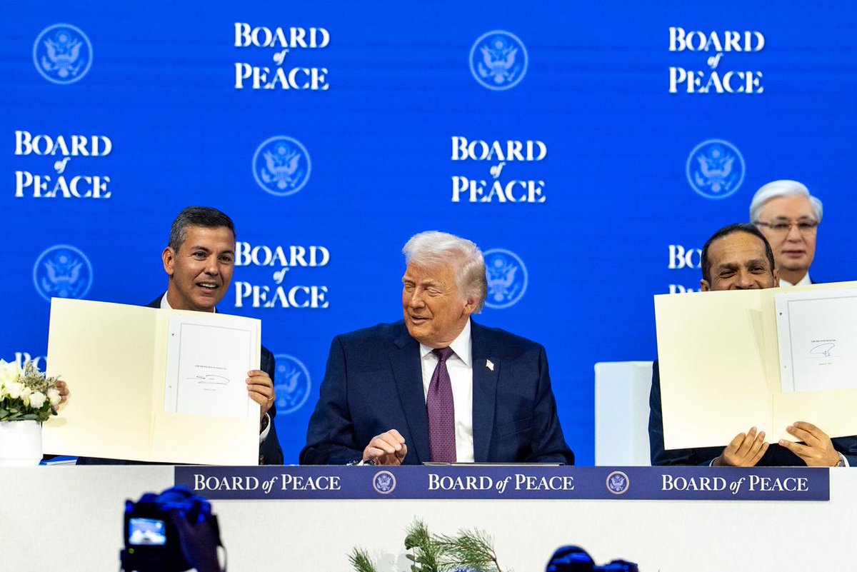 SantiPenap's tweet image. Estar en Davos, como miembro fundador de la Junta por la Paz, es un honor profundo para el Paraguay. Más aún cuando esta iniciativa nace de la convicción del presidente @realDonaldTrump, que abrió un espacio para volver a poner la paz en el centro de la agenda mundial.

Desde ese…