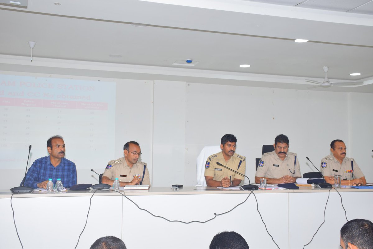 పోలీసు కార్యాలయంలో నెలవారీ నేర సమీక్ష సమావేశం నిర్వహించాం.జిల్లాలో నేర నియంత్రణ,శాంతి–భద్రత,ప్రజలకు అందించిన పోలీస్ సేవలపై సమీక్ష చేపట్టాము.నాణ్యమైన దర్యాప్తు,పెండింగ్ కేసులత్వరిత పరిష్కారం,విజిబుల్ పోలీసింగ్ బలోపేతం,గంజాయి–జూదం వంటిఅక్రమాలపైకఠినచర్యలు తీసుకోవాలని ఆదేశించాను.