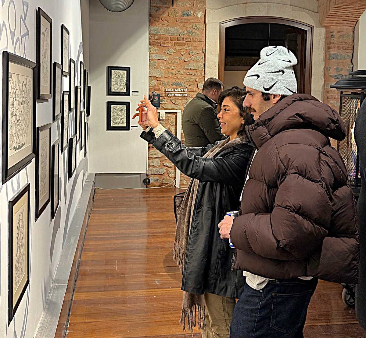 2026’ya güçlü bir başlangıç yapıyoruz!

Yılın ilk büyük sergisi #DoubleStyle, çağdaş sokak estetiğini iki ayrı stille yeniden tanımlıyor. 

Sergi, 22 Ocak – 22 Şubat tarihleri arasında ziyarete açıktır. #exhibition #sergi #istanbuletkinlik #lalemüzesi