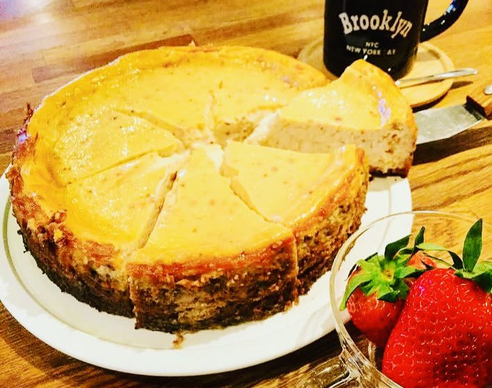 brooklynstand's tweet photo. デザートの新メニューができました！

「苺のチーズケーキ🍓」です！

フレッシュな苺の風味を残し、
ペーストにしたものを
当店人気のチーズケーキと
合わせました！

苺の酸味と甘み、
当店オリジナルの生クリームが
相性抜群の一品です

ぜひ味わってみてください😊 https://t.co/sRhN6yVwiG