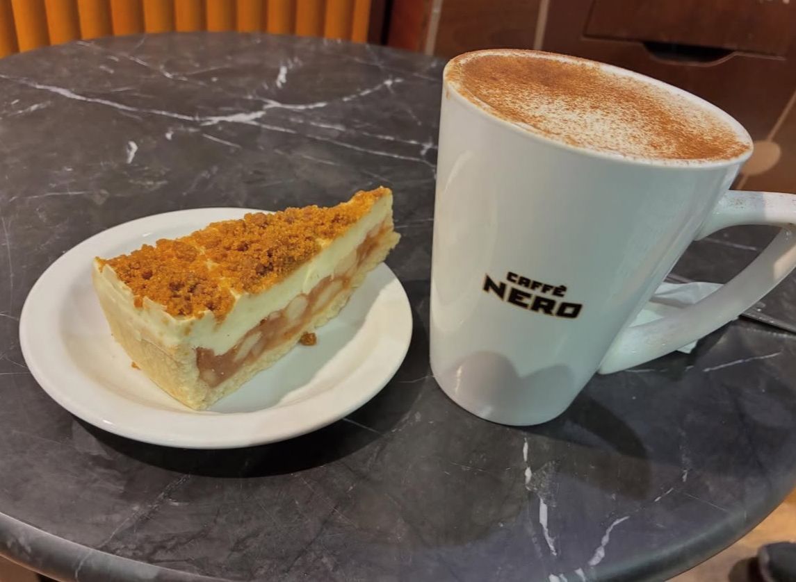 Take a break from shopping and treat yourself. Coffee and cake await at Caffè Nero! ☕🍰