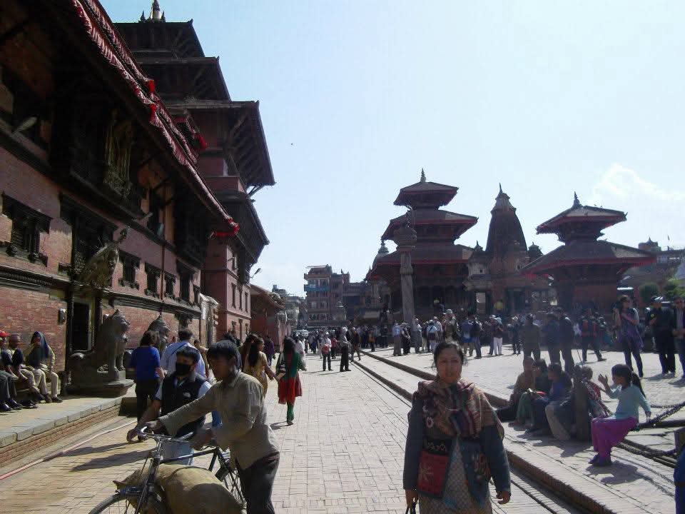14年前のネパール、ふと思い出してFacebook遡ったら出てきた。雑然としてるのはカトマンズのどこか。古い町並みは旧市街のパタン（だと思う）