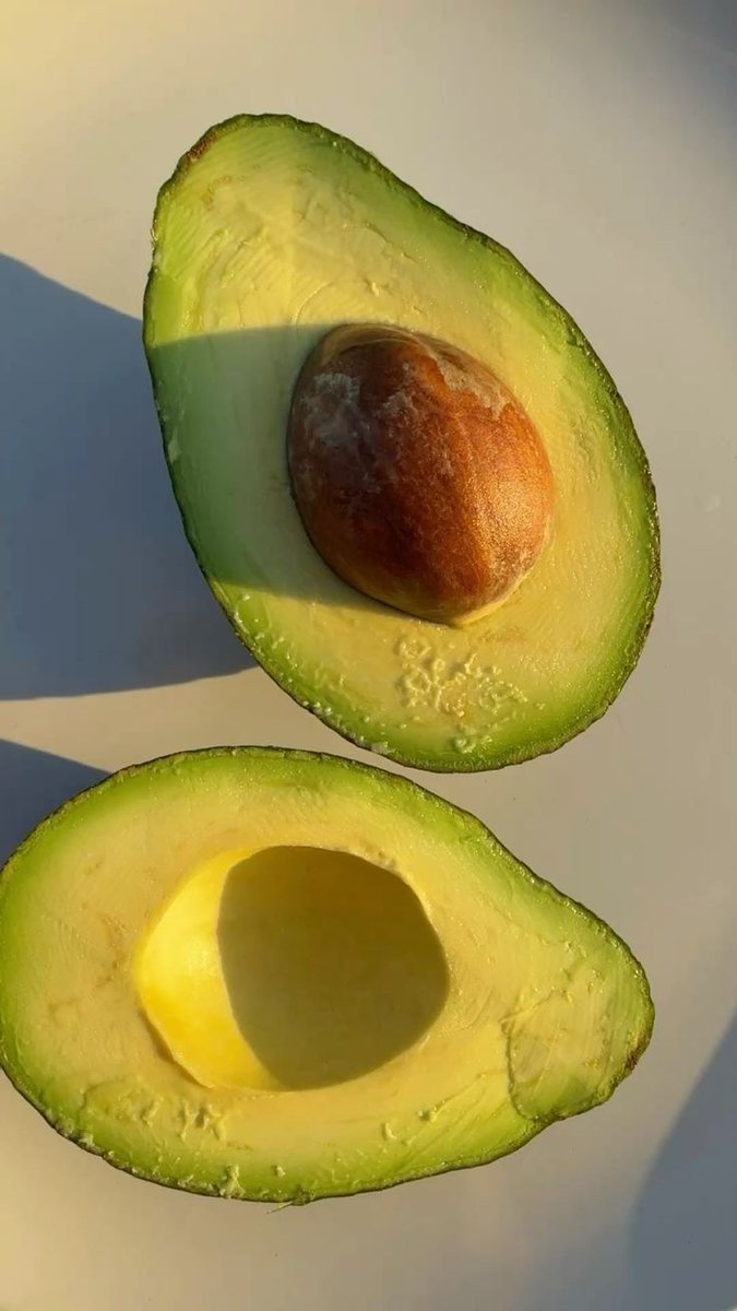 moonimiau's tweet image. Abacate 🥑

 Esse aqui eu queria MUITO gostar e não sentir medo de comer, faz muito bem e tem vaaaarios benefícios