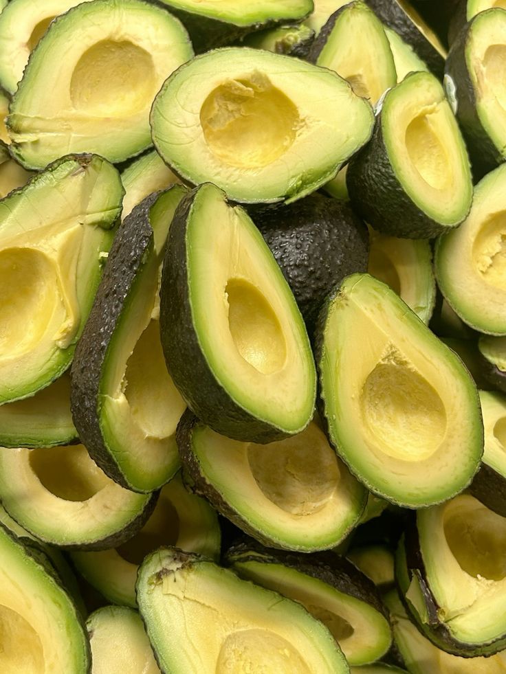 moonimiau's tweet image. Abacate 🥑

 Esse aqui eu queria MUITO gostar e não sentir medo de comer, faz muito bem e tem vaaaarios benefícios