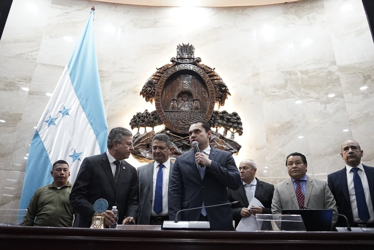 TommyZambranoM's tweet image. Una nueva Honduras nace hoy con el nombramiento de una JD provisional del @Congreso_HND que asegura la transición democrática y pacífica de la titularidad del Poder Legislativo, con el apoyo de una mayoría calificada de diputados, la tarea se va haciendo hasta llegar al objetivo…