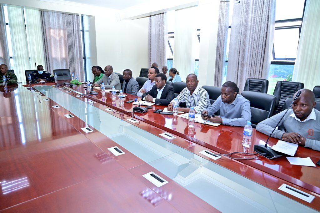 Umuyobozi w'Akarere, <a href="/valencesh/">Valens Habarurema</a> ari kumwe na Perezida w'Inama Njyanama y'Akarere, Rutagengwa G. Jerome n'abandi bagize Komite Nyobozi y'Akarere, yakiriye itsinda ry'Abadepite babarizwa muri Komisiyo y'Ingengo y'Imari n'Umutungo bya Leta mu Nteko Ishinga Amategeko. 1/1