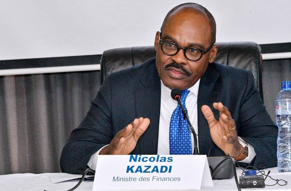 Ndeko <a href="/IsralMutombo11/">Israël Mutombo</a>, l’ancien ministre des Finances, <a href="/nicolas/">Nico Taing</a>, a laissé un budget national de 16 milliards de dollars, une première dans l’histoire de notre pays. Il a également laissé 5 milliards de dollars de réserves de change, un fait inédit. Avant son départ, il a laissé 1