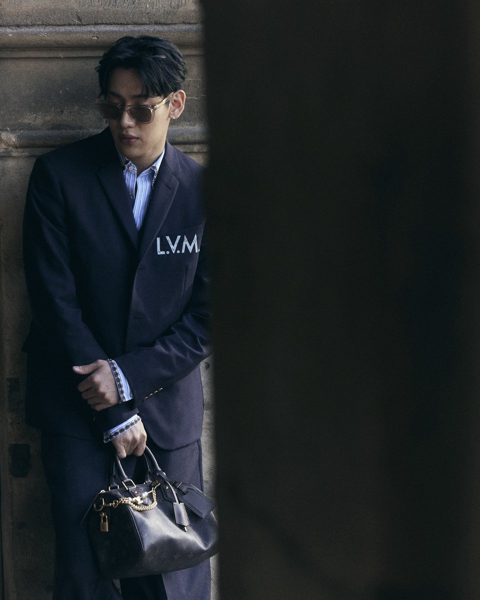 WWDThailand's tweet image. โดยครั้งนี้แบมแบมมาในโททัลลุคจาก Louis Vuitton คอมพลีตลุคด้วยกระเป๋า Speedy P9 สีดำสุดคลาสสิค และ รองเท้า Buttersoft

#WWDThailand
#LouisVuitton
#LVMenFW26
#BamBam