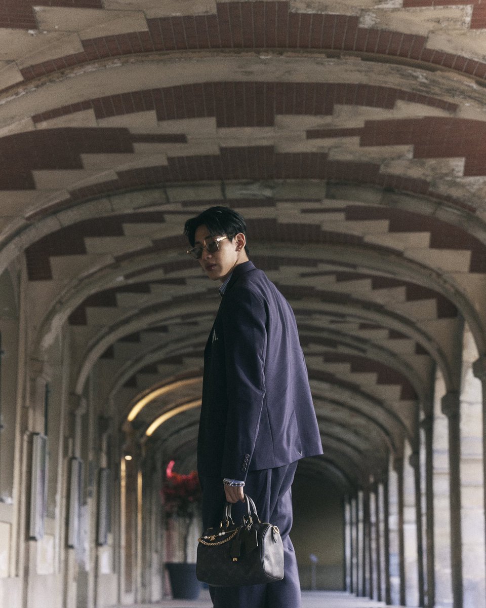 WWDThailand's tweet image. โดยครั้งนี้แบมแบมมาในโททัลลุคจาก Louis Vuitton คอมพลีตลุคด้วยกระเป๋า Speedy P9 สีดำสุดคลาสสิค และ รองเท้า Buttersoft

#WWDThailand
#LouisVuitton
#LVMenFW26
#BamBam