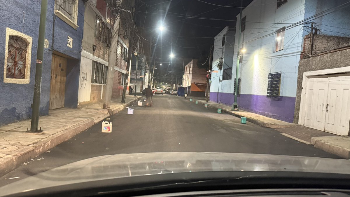 FerRubioGDL's tweet photo. @UCS_GCDMX @C5_CDMX Nuevamente subo fotos de las 6:00am y ahí están los objetos obstruyendo la calle https://t.co/6CqUH6EYNM