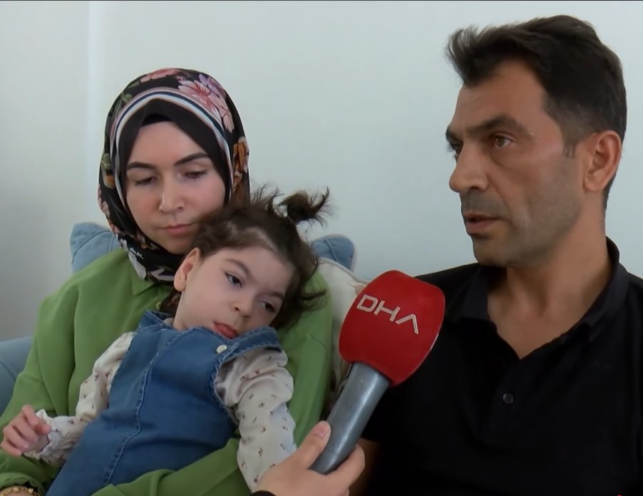 Hemşire şiddeti sonucu engelli kalan Deniz bebeğin babası:

Çocuğu kuvözden çıkardıktan sonra bu şekilde bir durum olduğunu kabullenip hayatımıza devam ederken 2024 yılında bize e-Devlet'ten çocuğumuzun mahkemesi geldi.

Kamu davası açılmış hemşire hakkında. Bu şekilde haberimiz