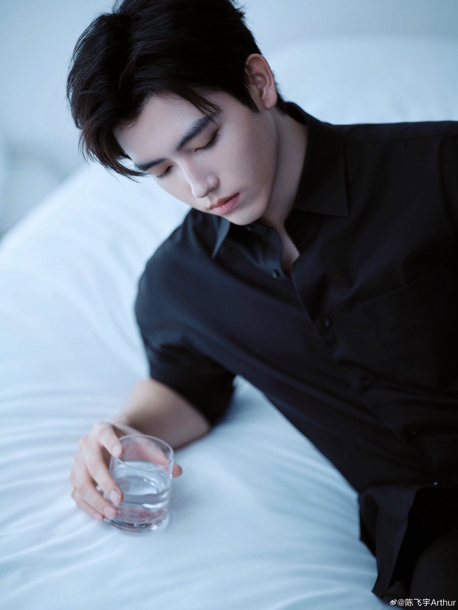 OneDaySS_'s tweet image. อมกกก! ถ้านี่ไม่ใช่หนุ่มหล่อออลแบล็ค เชิ้ตดำที่หล่อที่สุด!! 🫠