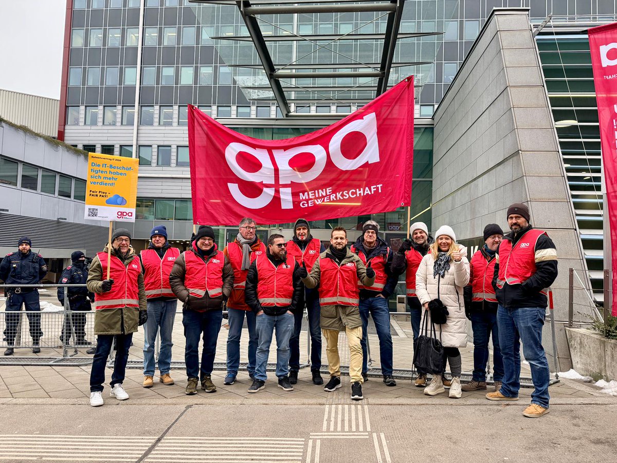 RaunigMichael's tweet photo. IT-KV: Stillstand bei den Arbeitgebern! Keine echten Gehaltserhöhungen, Mindestlöhne nur +1,9 %. Über 90.000 Beschäftigte betroffen. Heute protestieren wir in Wien – faire Bezahlung jetzt! 💪
 #ITKV #Protest @GewerkschaftGPA https://t.co/o2VVw6rZFX