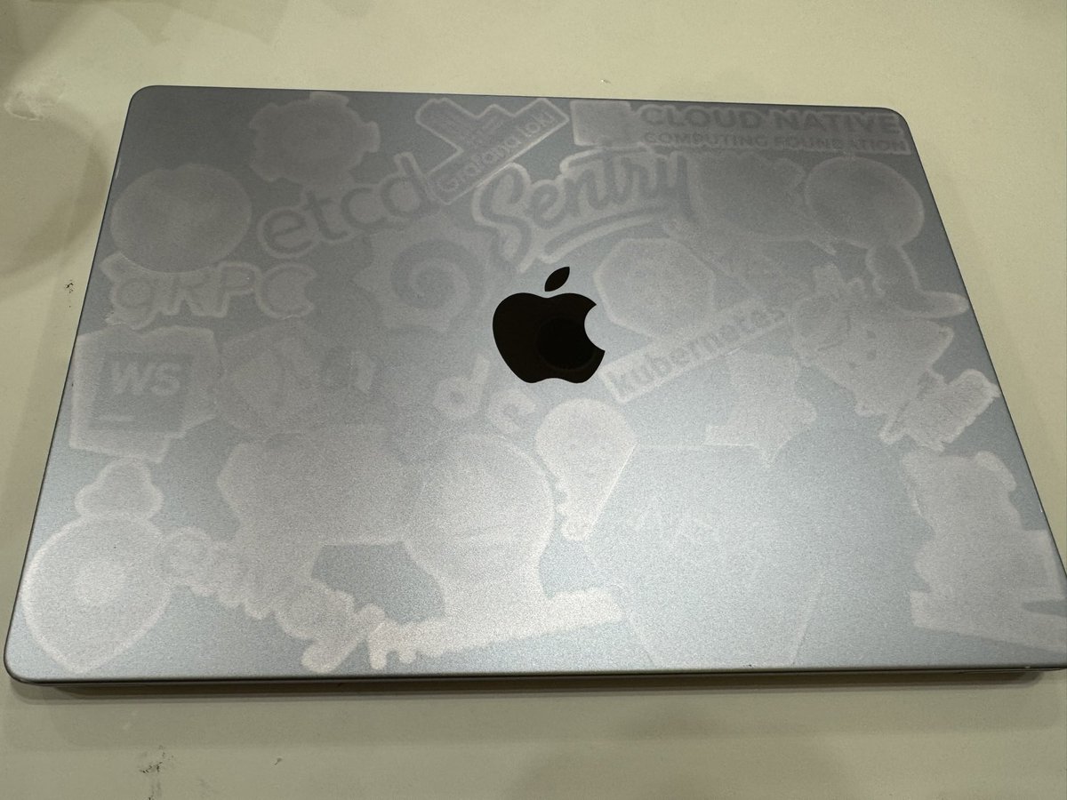 Outsideris's tweet image. 회사 맥북을 반납하려고 스티커를 깔끔하게(?) 제거했다.