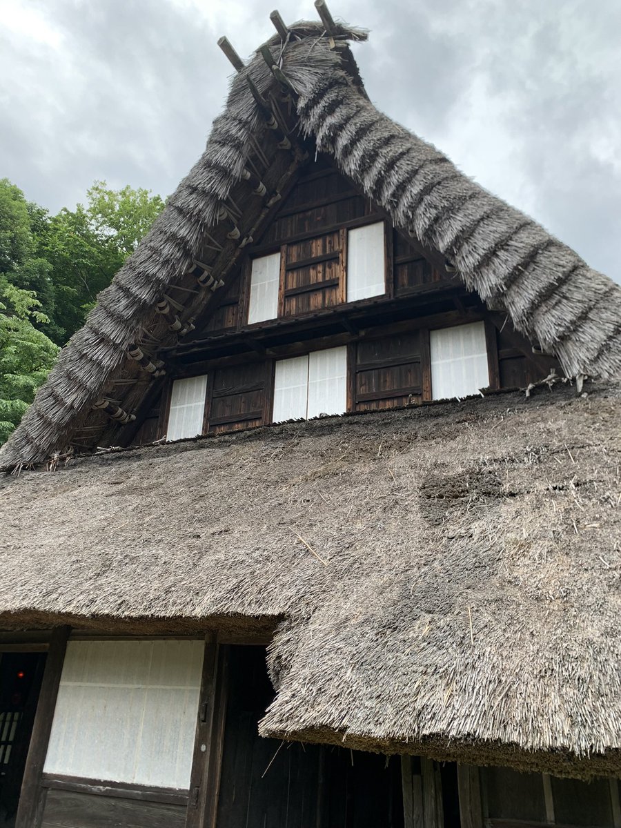 Octoberabbit's tweet image. 「関東三十六不動をめぐる 5.川崎編①」より。
日本民家園 旧江向家住宅。
富山県五箇山地方から移築された。
五箇山の合掌造のなかでもこれは庄川本流系で、「妻入」「正面に茅葺の庇を付けた入母屋造風」「田の字型の四間取り」という特徴がある。
五箇山は行ったことがないのでいつか行ってみたい。