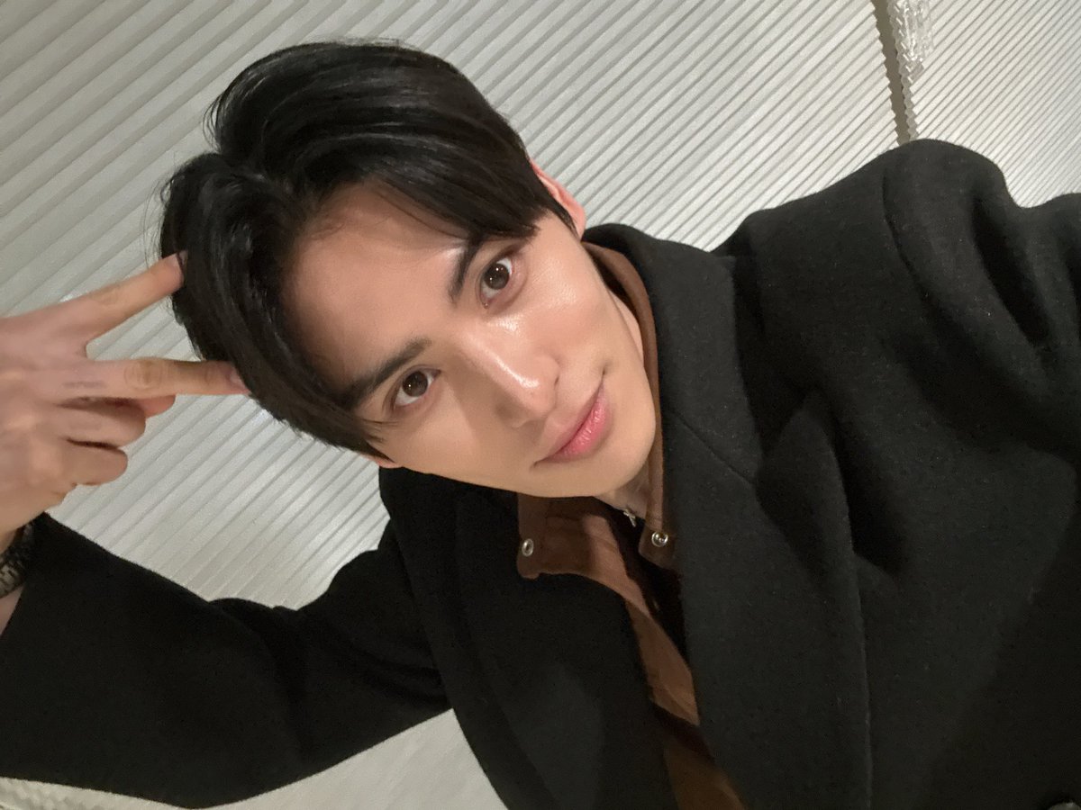 태양이 프롬에 셀카 준 날
뮤비 리액션이랑 같은 날이네😍