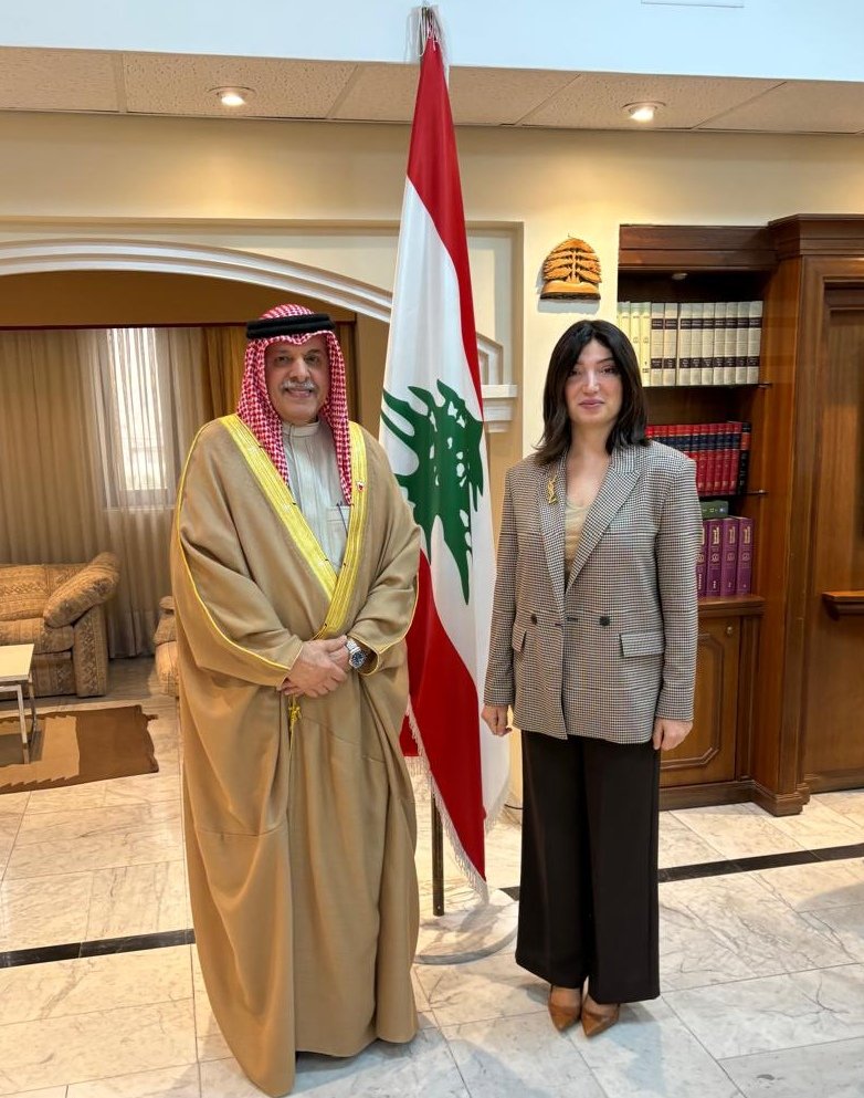 BahrainEmbJO's tweet image. قام سعادة السفير الشيخ خليفة بن عبدالله بن حمد آل خليفة، بزيارة سعادة السيدة بريجيت طوق، سفيرة جمهورية لبنان الشقيقة لدى المملكة الأردنية الهاشمية، وجرى خلال اللقاء استعراض العلاقات الاخوية بين البلدين الشقيقين ومناقشة الموضوعات ذات الاهتمام المشترك.