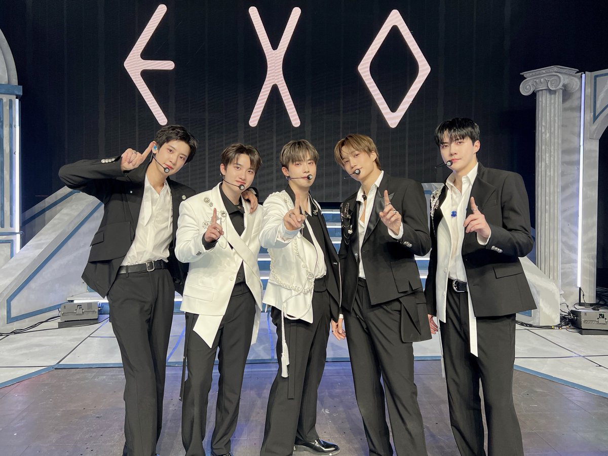 weareoneEXO's tweet image. #엠카운트다운 ☝️방!

#EXO #엑소 #weareoneEXO 
#Crown #EXO_Crown
#REVERXE