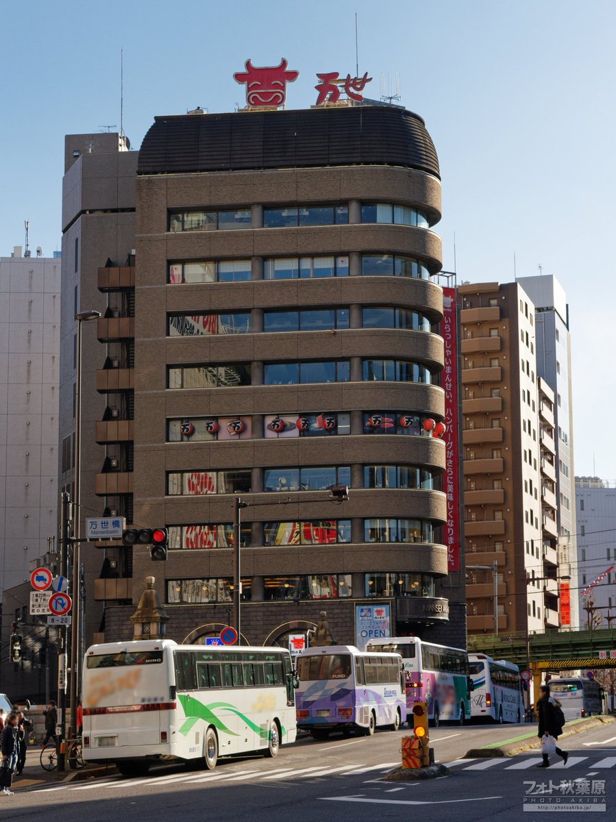 10年前の秋葉原風景
万世橋交差点から肉の万世本店ビルと観光バス。(2016年1月24日撮影)