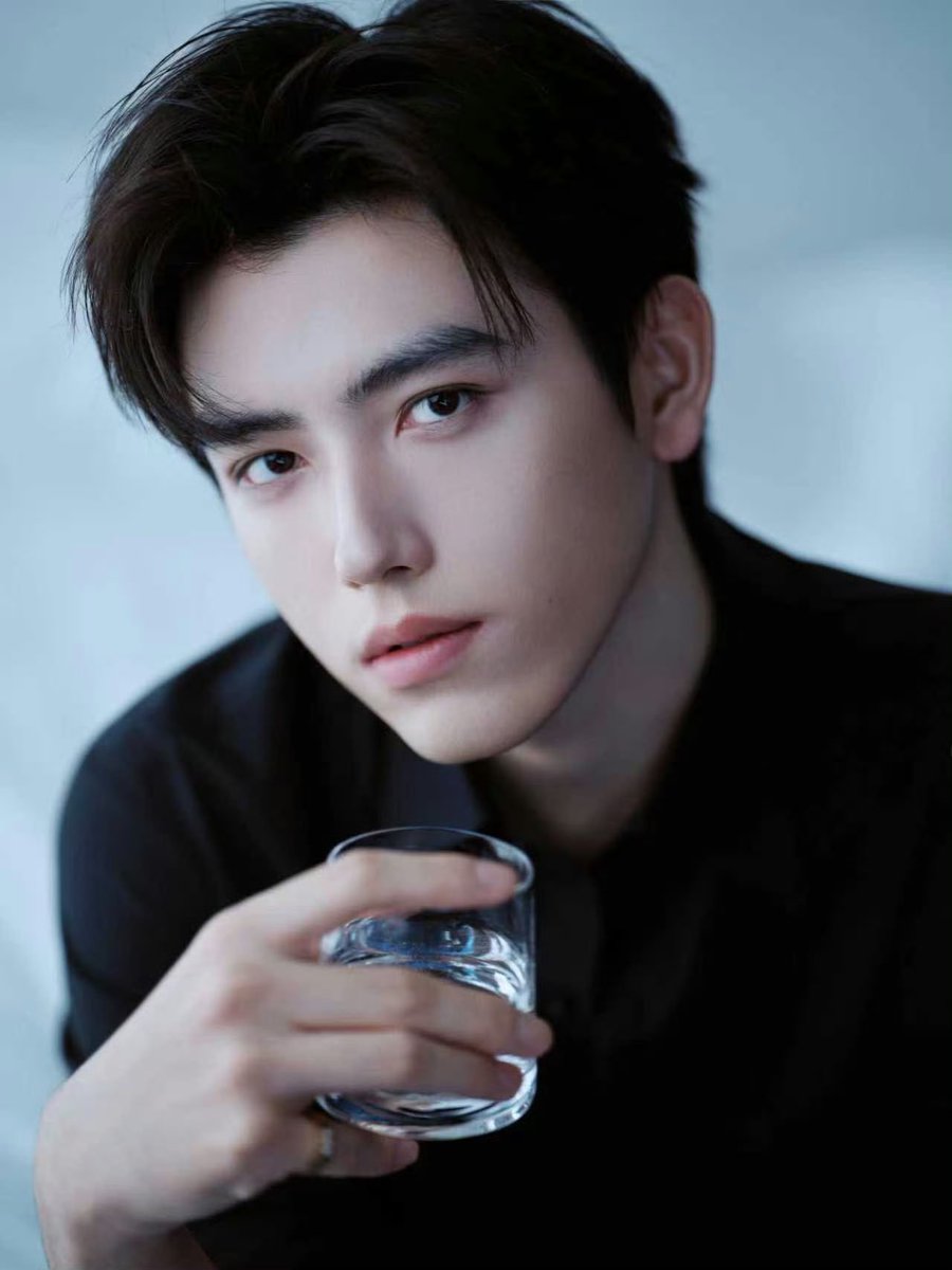 OneDaySS_'s tweet image. แล้วสตูดิโอน้องเฟยอวี่มาลงรูปลุคนี้เพิ่มให้ คือนี่ตายจริงงง หล่อมากกก ดาเมจสายตาประหารหัวใจสุดๆเนย! เหมือนโดนมนต์เรียกให้กลับด้อม 😭😭