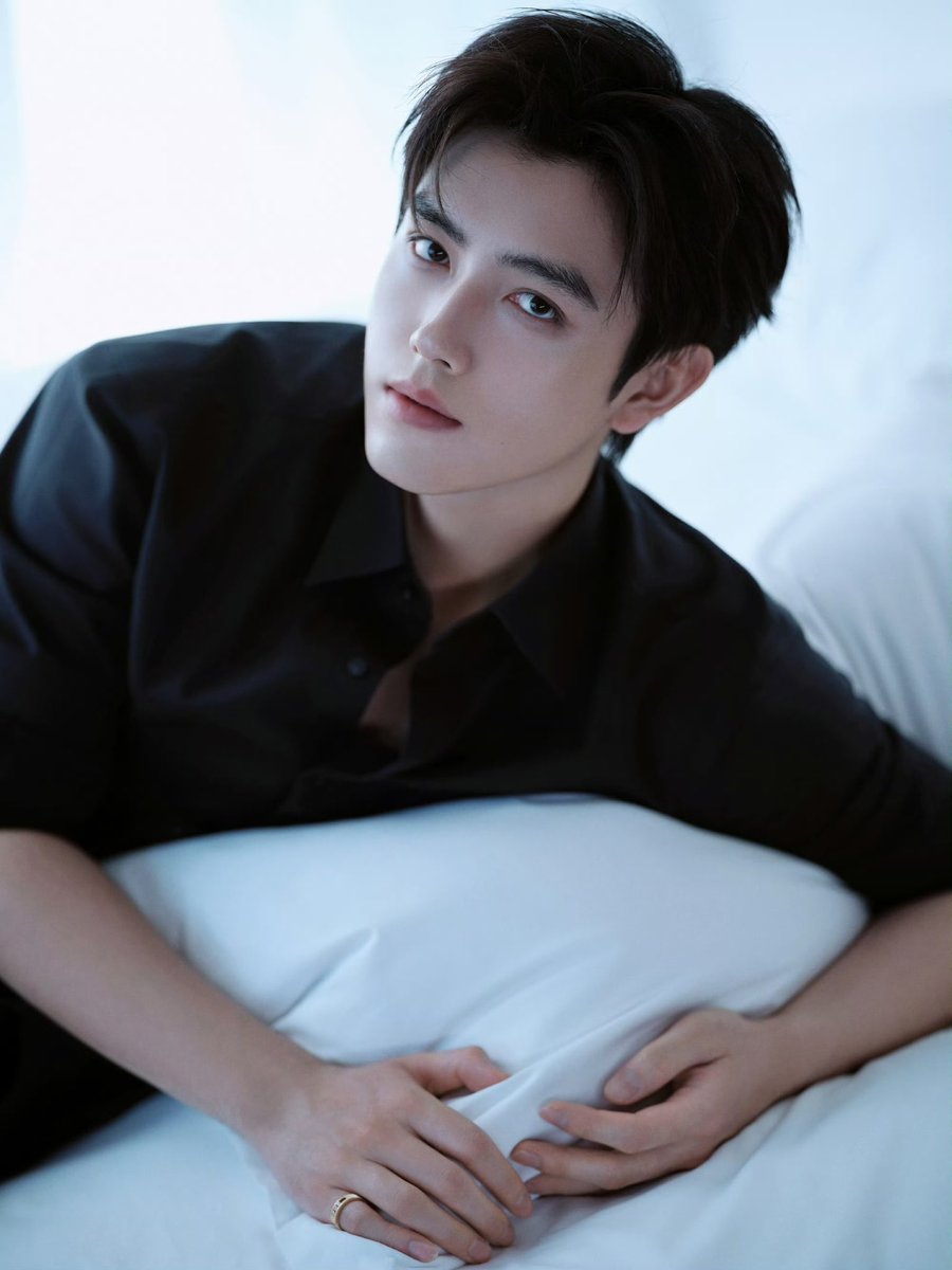 OneDaySS_'s tweet image. แล้วสตูดิโอน้องเฟยอวี่มาลงรูปลุคนี้เพิ่มให้ คือนี่ตายจริงงง หล่อมากกก ดาเมจสายตาประหารหัวใจสุดๆเนย! เหมือนโดนมนต์เรียกให้กลับด้อม 😭😭