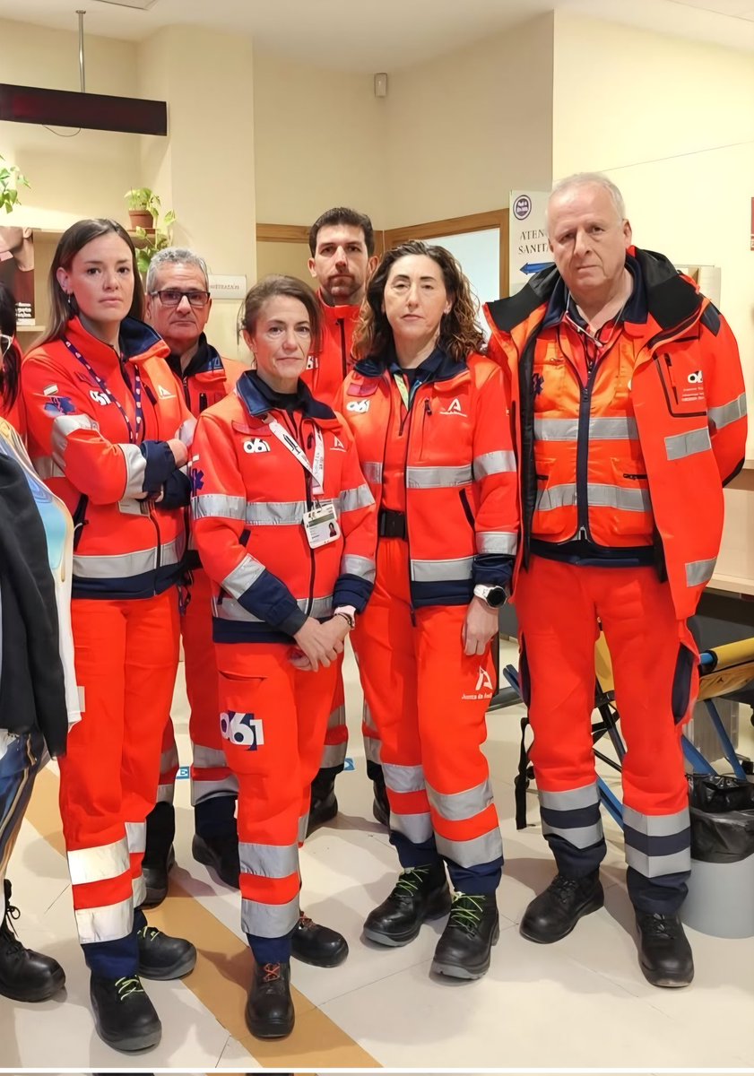 fayusob's tweet photo. En Primera Línea: El Rostro Humano de la Emergencia en el Suceso de Adamuz

Mientras en los centros de coordinación se gestionan protocolos y recursos, sobre el terreno se libra otra batalla: la de los equipos de emergencias que enfrentan directamente la tragedia. El incidente de Adamuz nos recuerda el valor incalculable de estos profesionales.

Los Primeros Minutos: Cuando Cada Segundo Cuenta

En una emergencia de múltiples víctimas como la de Adamuz, los equipos sobre el terreno realizan una coreografía de precisión extrema:

🔴 Médicos, Enfermeras y Técnicos de Emergencias Sanitarias.
Fueron los primeros en enfrentarse a la escena, aplicando el triaje START (Simple Triage And Rapid Treatment) para clasificar a las víctimas por gravedad. Su capacidad para tomar decisiones rápidas bajo presión determinó quién recibía atención inmediata y quién podía esperar.

🚒 Bomberos y equipos de rescate
Su trabajo en Adamuz fue fundamental para el acceso y extracción de víctimas atrapadas. Con herramientas especializadas y formación específica en rescate en accidentes de tráfico, crearon espacios de trabajo seguros para los sanitarios.

👮 Cuerpos de Seguridad
Gestionaron el perímetro, aseguraron la zona para evitar nuevos accidentes y facilitaron la creación de los tres sectores críticos:

· Zona caliente (intervención directa)
· Zona templada (triaje y estabilización)
· Zona fría (coordinación y recursos)

Más Allá de lo Técnico: La Dimensión Humana

Lo que no siempre vemos en las noticias:

Toma de decisiones en condiciones límite. Cada profesional sobre el terreno debe priorizar constantemente: ¿a quién atiendo primero? ¿qué recurso necesito ahora mismo? ¿cómo evito empeorar las lesiones durante la extracción? Y Obedecer las pautas del Mando Sanitario.

Contención emocional
Mientras atienden a las víctimas, estos equipos también gestionan el impacto emocional de enfrentarse a situaciones traumáticas, manteniendo la calma para transmitir seguridad a los afectados.

Trabajo en equipo bajo presión.
La coordinación entre diferentes cuerpos (sanitarios, bomberos, policía) ocurre de forma casi intuitiva, gracias a protocolos entrenados y una cultura de colaboración que trasciende las instituciones.

La Cadena que Salva Vidas

El éxito en Adamuz no fue casualidad. Fue el resultado de:

· Formación continua en incidentes de múltiples víctimas.
· Simulacros regulares que preparan para lo impredecible.
· Protocolos actualizados basados en lecciones aprendidas.
· Equipamiento adecuado para cada tipo de intervención.
• Profesionales altamente capacitados y entrenados.

Estos profesionales son el eslabón visible de un sistema que funciona cuando más lo necesitamos. Su preparación, valentía y compromiso transforman el caos en esperanza.

#HeroesAnonimos #EmergenciasSanitarias #Rescate #Bomberos #Adamuz