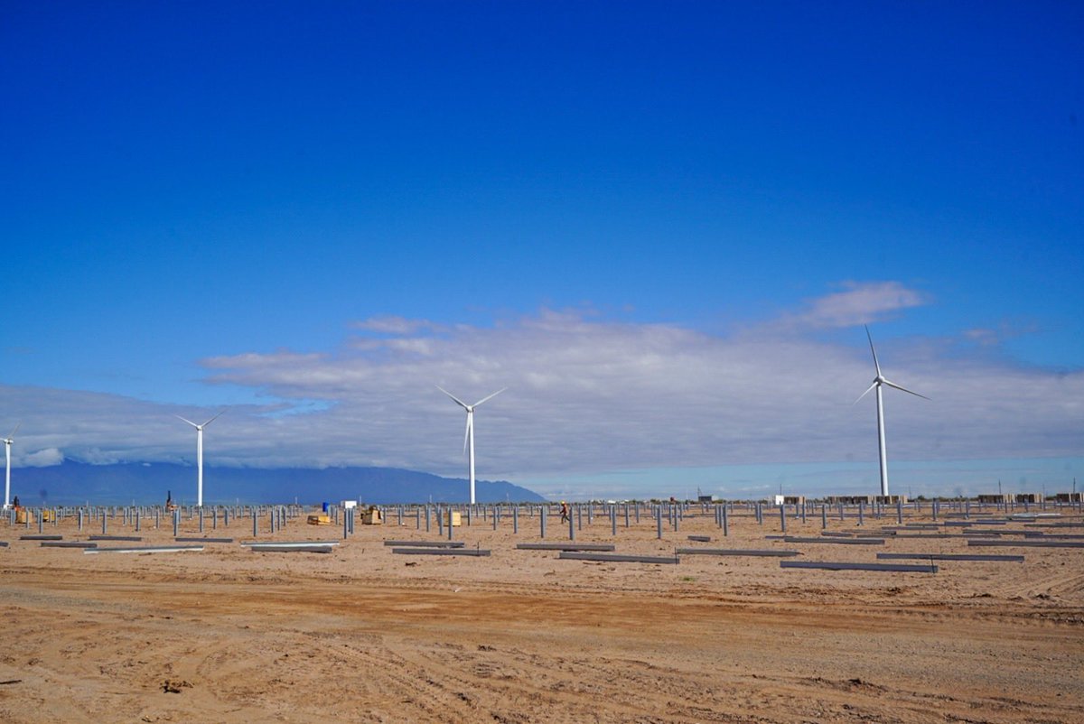 GobDeLaRioja's tweet photo. Parque Arauco dio un paso clave con la ejecución del Golden Row del Parque Solar Arauco I, marcando el inicio del montaje operativo del proyecto. 🌞⚡️

Con tecnología de primer nivel y estándares internacionales, este parque solar de 50 MW abastecerá a más de 52.000 hogares y permitirá consolidar el mayor parque híbrido eólico–solar de Sudamérica, reafirmando a La Rioja como referencia en energías renovables.