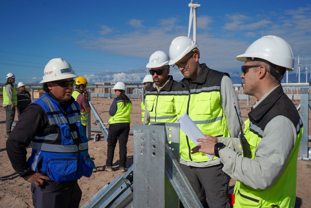 GobDeLaRioja's tweet photo. Parque Arauco dio un paso clave con la ejecución del Golden Row del Parque Solar Arauco I, marcando el inicio del montaje operativo del proyecto. 🌞⚡️

Con tecnología de primer nivel y estándares internacionales, este parque solar de 50 MW abastecerá a más de 52.000 hogares y permitirá consolidar el mayor parque híbrido eólico–solar de Sudamérica, reafirmando a La Rioja como referencia en energías renovables.