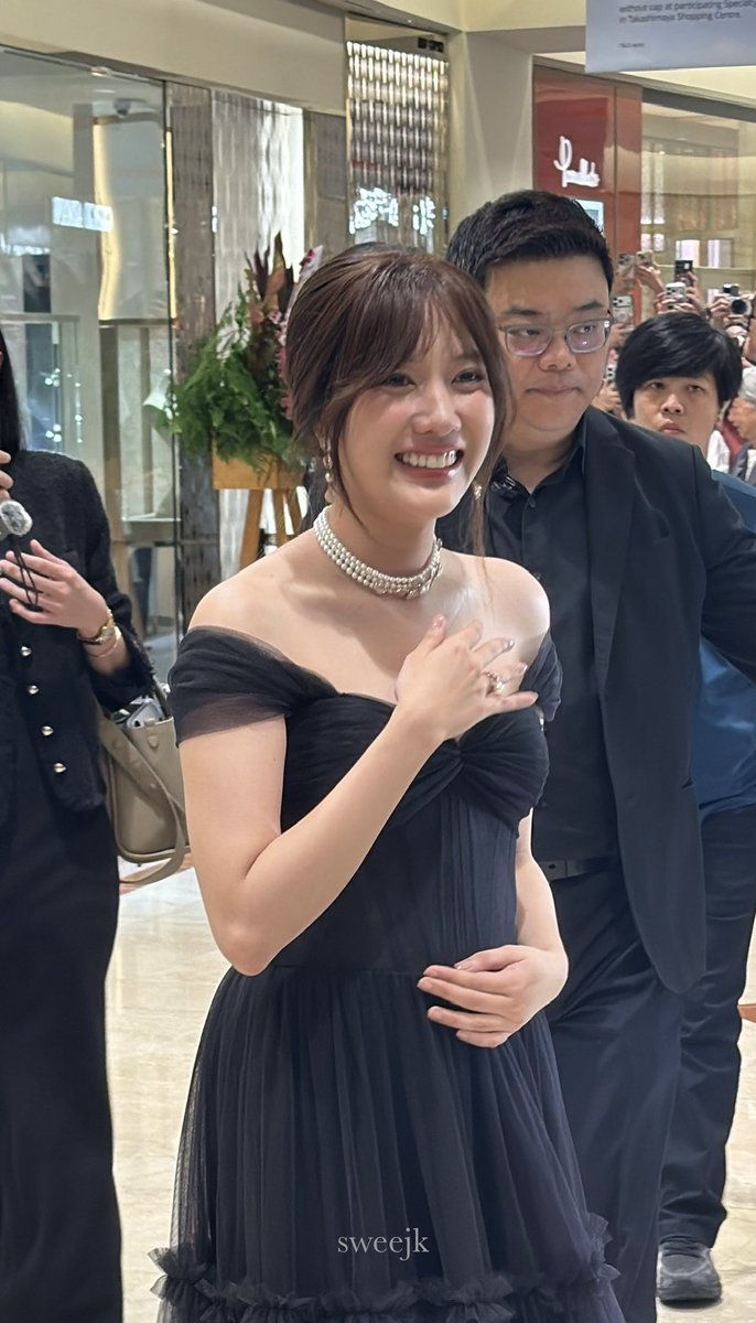 sweejk's tweet photo. Guys pls bear with me but I saw the most GORGEOUS P’FREEN TODAY OMGGG

She has the prettiest laugh help 😭😭😭

SAROCHA AT MIKIMOTO SG OPENING 
#MIKIMOTOSG×Freen #MIKIMOTO
#solennEntertainment #srchafreen https://t.co/0dB1tiX6qH