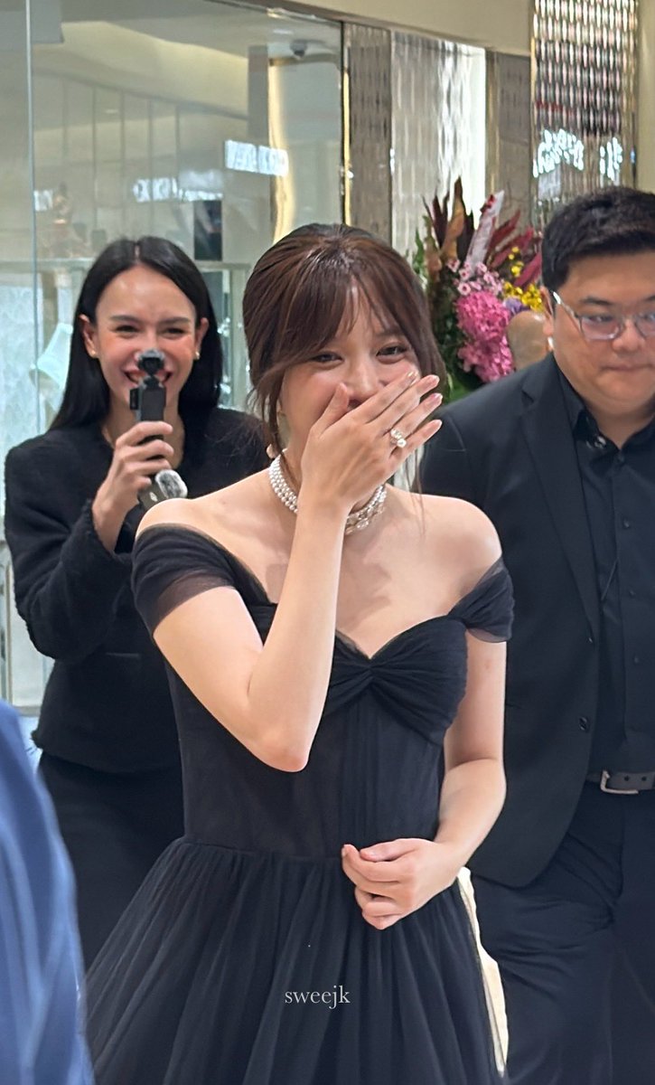 sweejk's tweet photo. Guys pls bear with me but I saw the most GORGEOUS P’FREEN TODAY OMGGG

She has the prettiest laugh help 😭😭😭

SAROCHA AT MIKIMOTO SG OPENING 
#MIKIMOTOSG×Freen #MIKIMOTO
#solennEntertainment #srchafreen https://t.co/0dB1tiX6qH