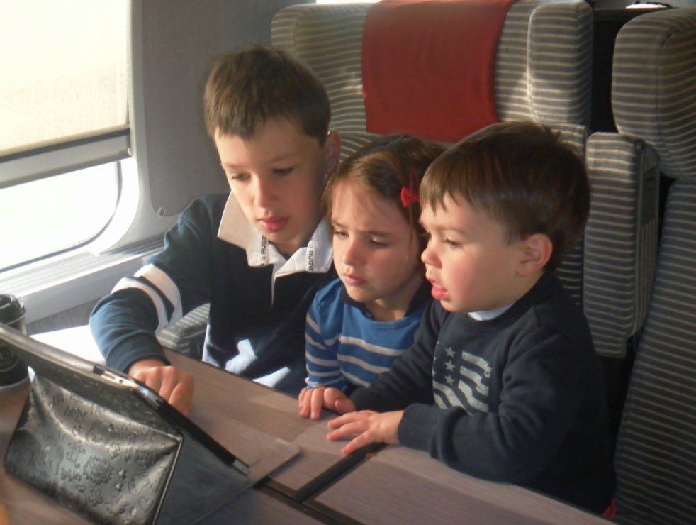 BerengereDubus's tweet image. Je suis @SNCFVoyageurs : OK pour interdire les enfants dans certains wagons… mais du coup, faites aussi des wagons interdits à Micheline qui téléphone en haut-parleur et à Brian qui regarde des films sans écouteurs.

Et sinon, rappelons-le : le souci n’est presque jamais…