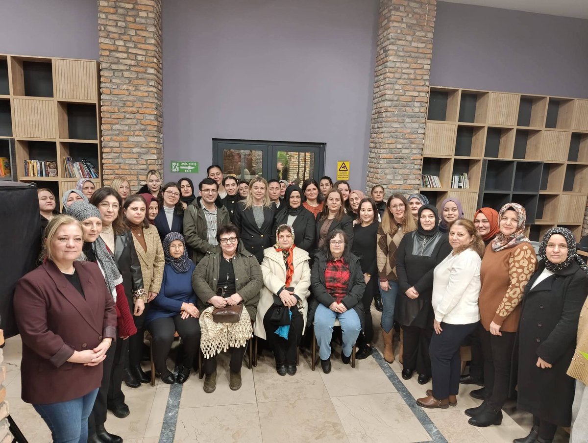 17akyuzozlem's tweet photo. Sağlık Politikaları Birim Başkanlığımızın koordinasyonunda gerçekleştirilen Bağımlılıkla Mücadele Bilgilendirme Programında, YEDAM Danışmanı Zeynep Küçük ve Halk Sağlığı Uzmanı Dr. Ali Can Korkmaz hanımlarımızla çok kıymetli bilgiler paylaştı. https://t.co/AwxyAfdSug