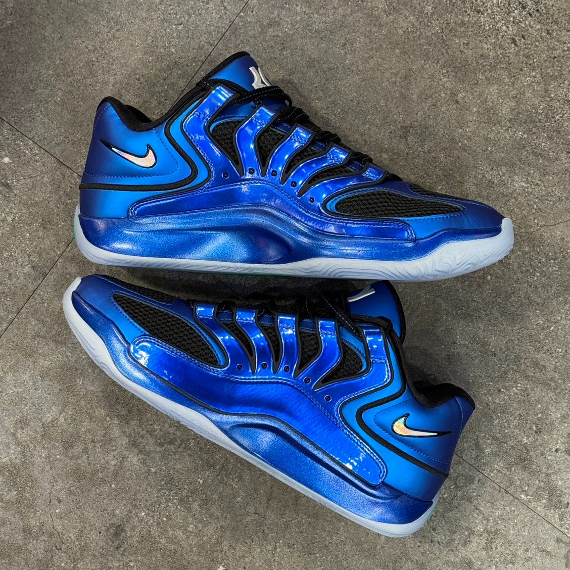 SNKR_TWITR tweet media