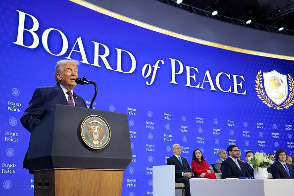 Nath_Yamb's tweet image. Une nouvelle organisation internationale est née. Il s’agit du “Conseil de la Paix“, dont Donald Trump est président et membre à vie, selon les statuts. 

Pour être membre permanent, il faut être invité par Trump et payer 1 milliard de dollars. 

L’Albanie, l’Arabie saoudite,…