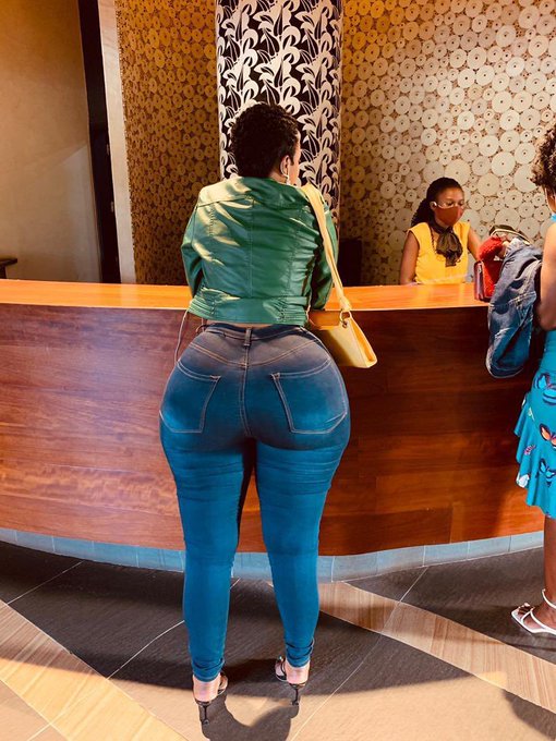 vanr00yen's tweet image. Gents without gwababa, how do you approach this lady right here? ✍🏿