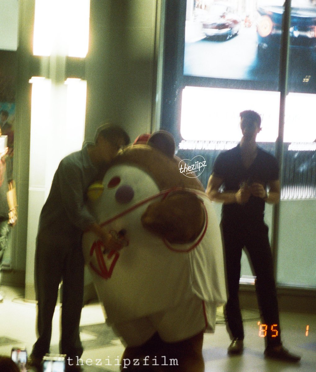 theziipz's tweet image. ก่อนถึงวันรวมพลรอบใหม่ ขอลงภาพฟิล์มวันรวมพลที่ผ่านมา กับการเกิดวันแรกของกวินซ์ลี่🎂 วันที่ครอบครัว JG สมบูรณ์ ยังจำความตื่นเต้นของทุกคนได้ดี เป็นความทรงจำที่ดีมาก ๆ เลยเนอะ 🥰💜❤️🐻🐧

🎞 #portra800
#theziipzfilm #JossGawin #GUINZLY 
#JossWayar #GAWINCASKEY
#theziipzphotographer