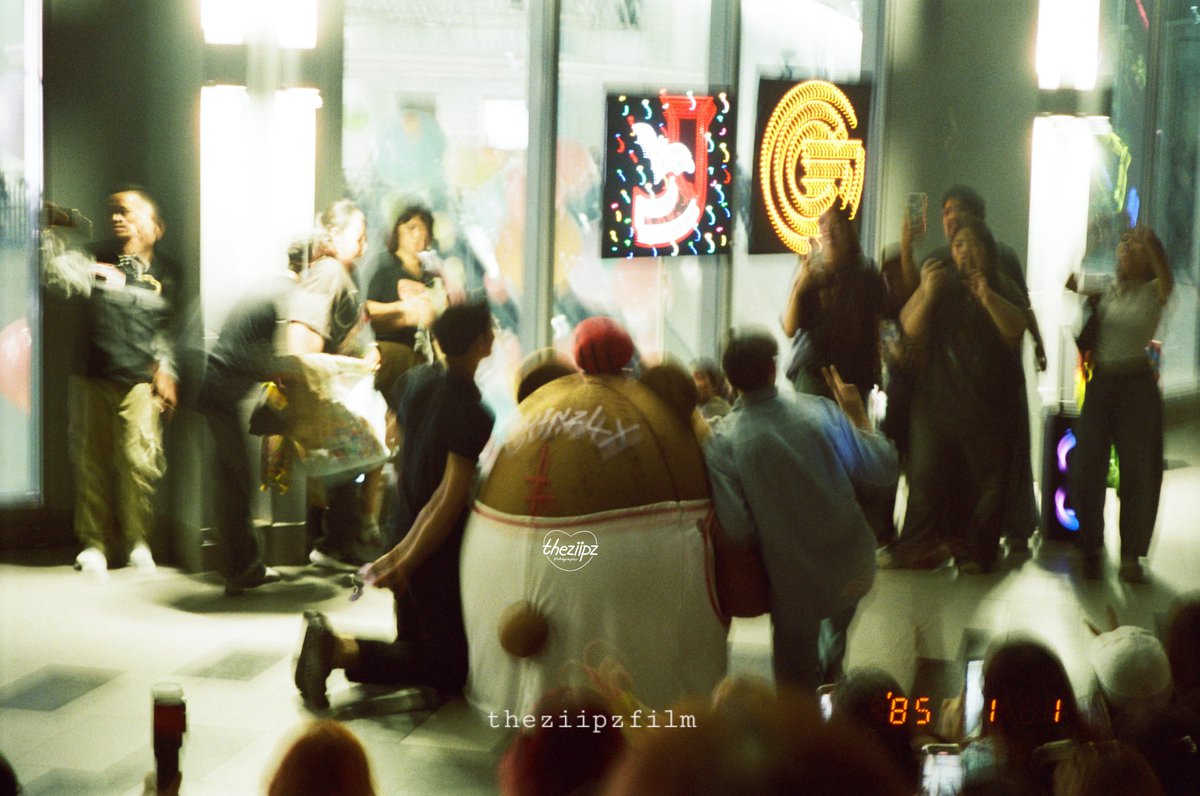 theziipz's tweet image. ก่อนถึงวันรวมพลรอบใหม่ ขอลงภาพฟิล์มวันรวมพลที่ผ่านมา กับการเกิดวันแรกของกวินซ์ลี่🎂 วันที่ครอบครัว JG สมบูรณ์ ยังจำความตื่นเต้นของทุกคนได้ดี เป็นความทรงจำที่ดีมาก ๆ เลยเนอะ 🥰💜❤️🐻🐧

🎞 #portra800
#theziipzfilm #JossGawin #GUINZLY 
#JossWayar #GAWINCASKEY
#theziipzphotographer