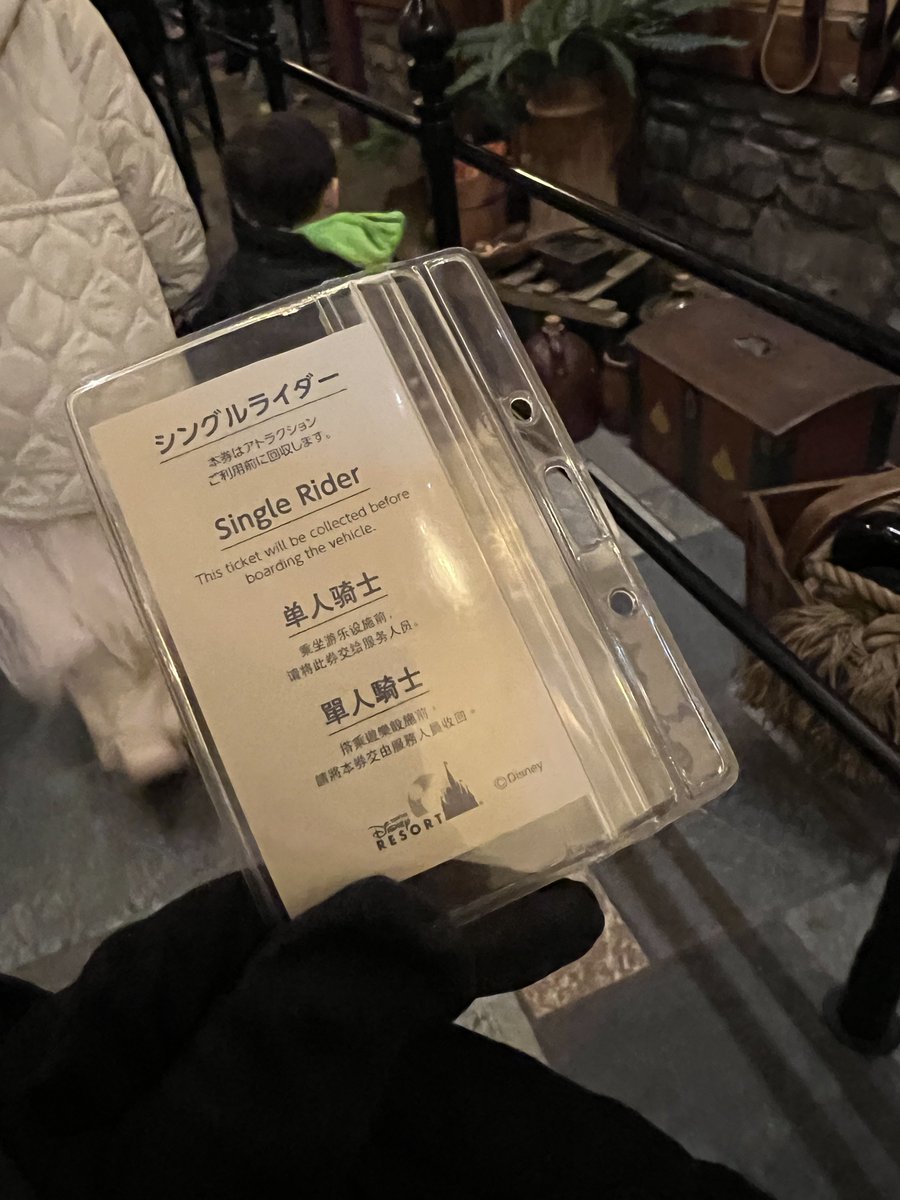 0v0127's tweet photo. 久しぶりの1人インパ✌🏻
ショーもアトラクもご飯もお酒も大充実〜〜
アナ雪のシングルライダーは神だった🫶🏻 https://t.co/fQH3JQofm7