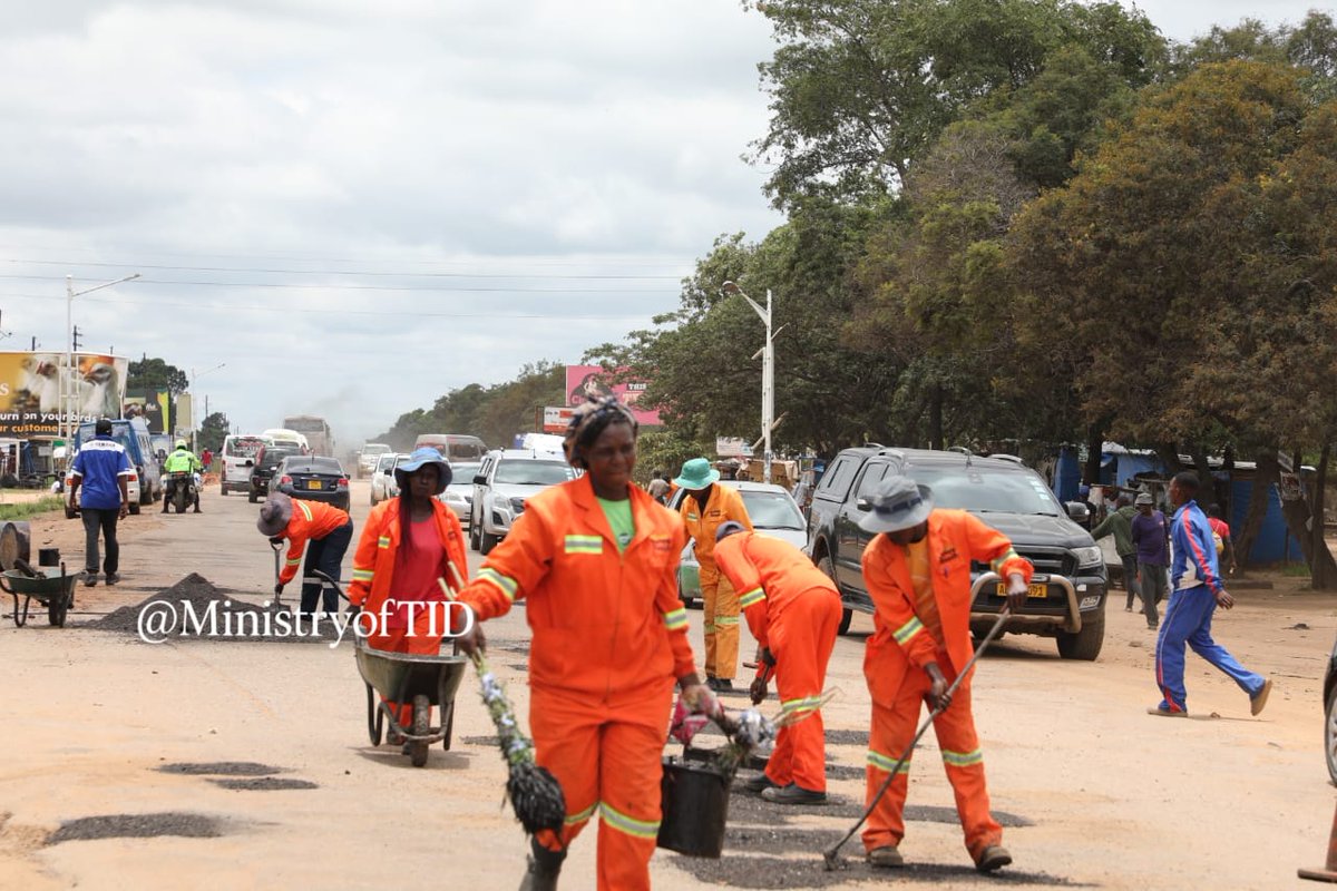 MinistryofTID's tweet image. #RoadWorksUpdate
Pothole patching is currently in progress along Seke Road, from the Unit H turn-off to Makoni Shopping Centre in Chitungwiza.

This essential maintenance aims to smoothen your journey and improve road safety for everyone. Please expect minor delays in the area…